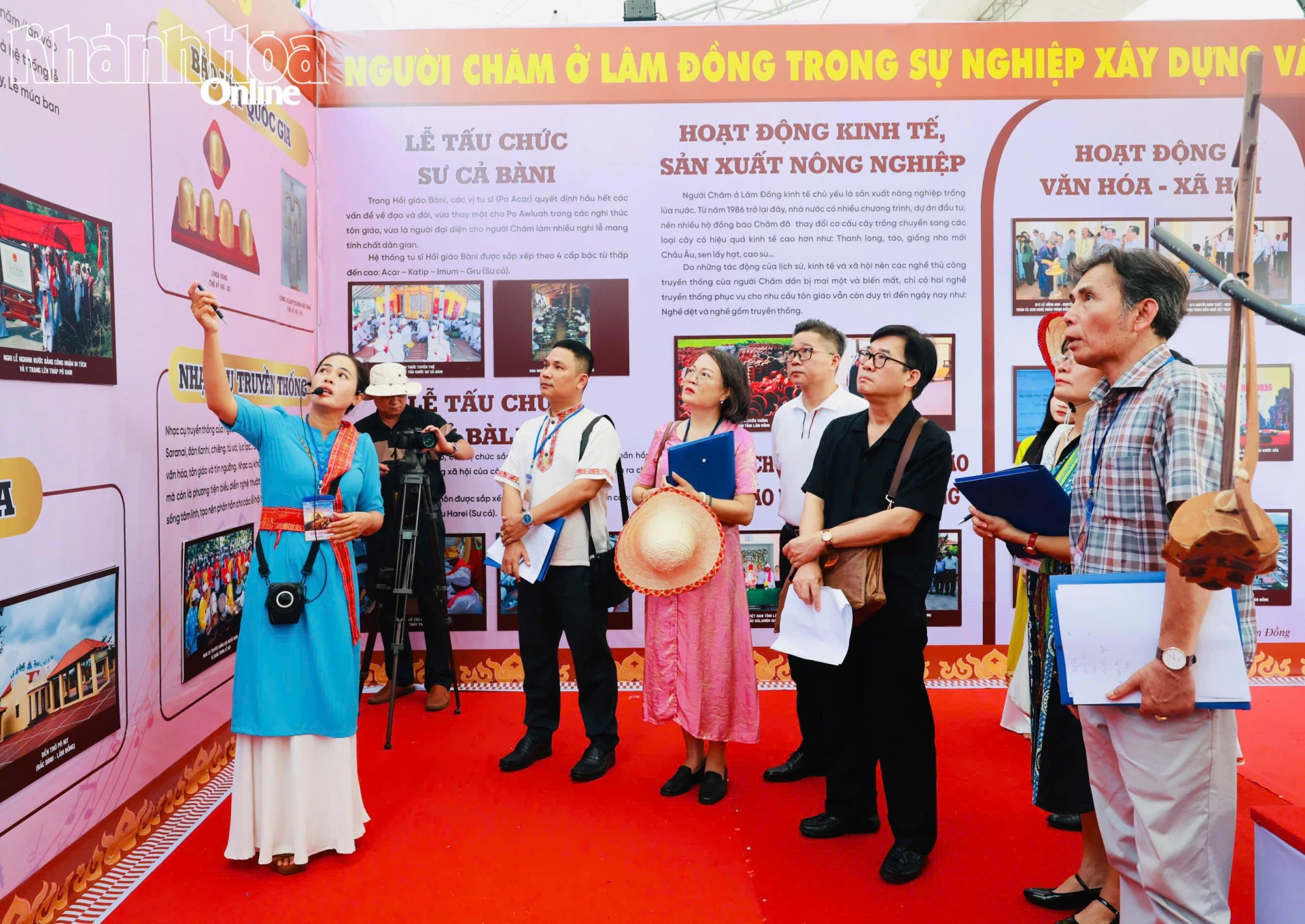 Thuyết minh viên giới thiệu nét đẹp văn hóa của người Chăm ở tỉnh Lâm Đồng