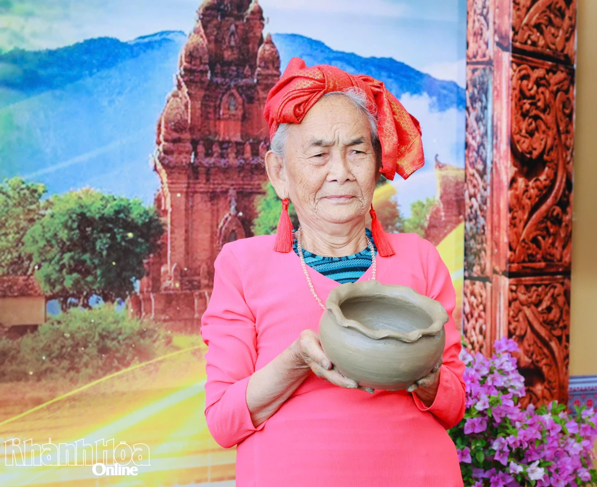 Nghệ nh&acirc;n Trượng Thị Gạch giới thiệu một sản phẩm gốm Chăm do b&agrave; trực tiếp l&agrave;m tại ng&agrave;y hội.