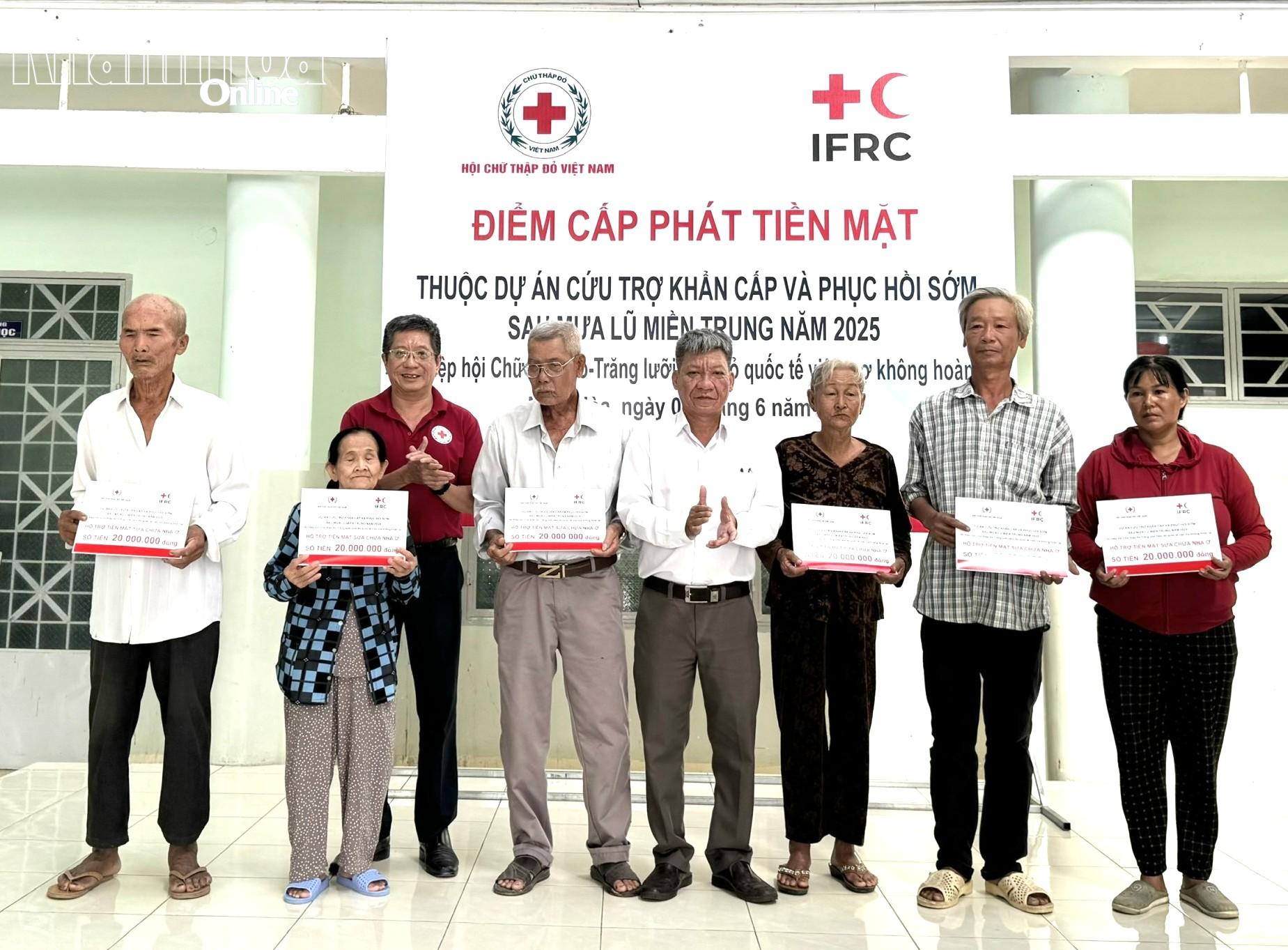 Lãnh đạo Hội Chữ thập đỏ tỉnh và địa phương trao hỗ trợ tiền sửa chữa nhà cho các hộ dân.