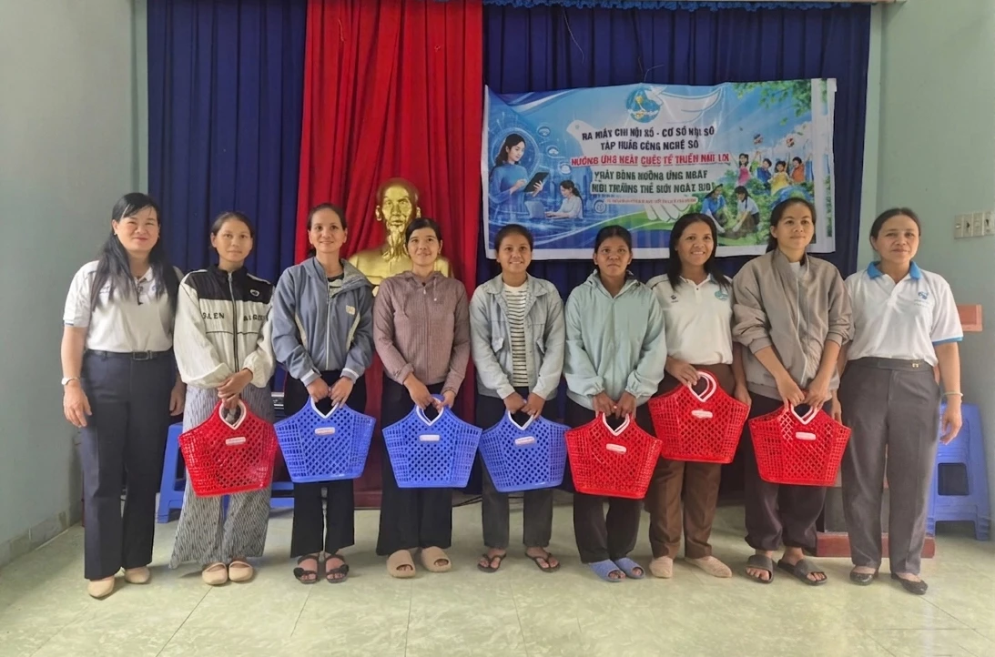 Tặng giỏ đi chợ cho hội viên, phụ nữ.