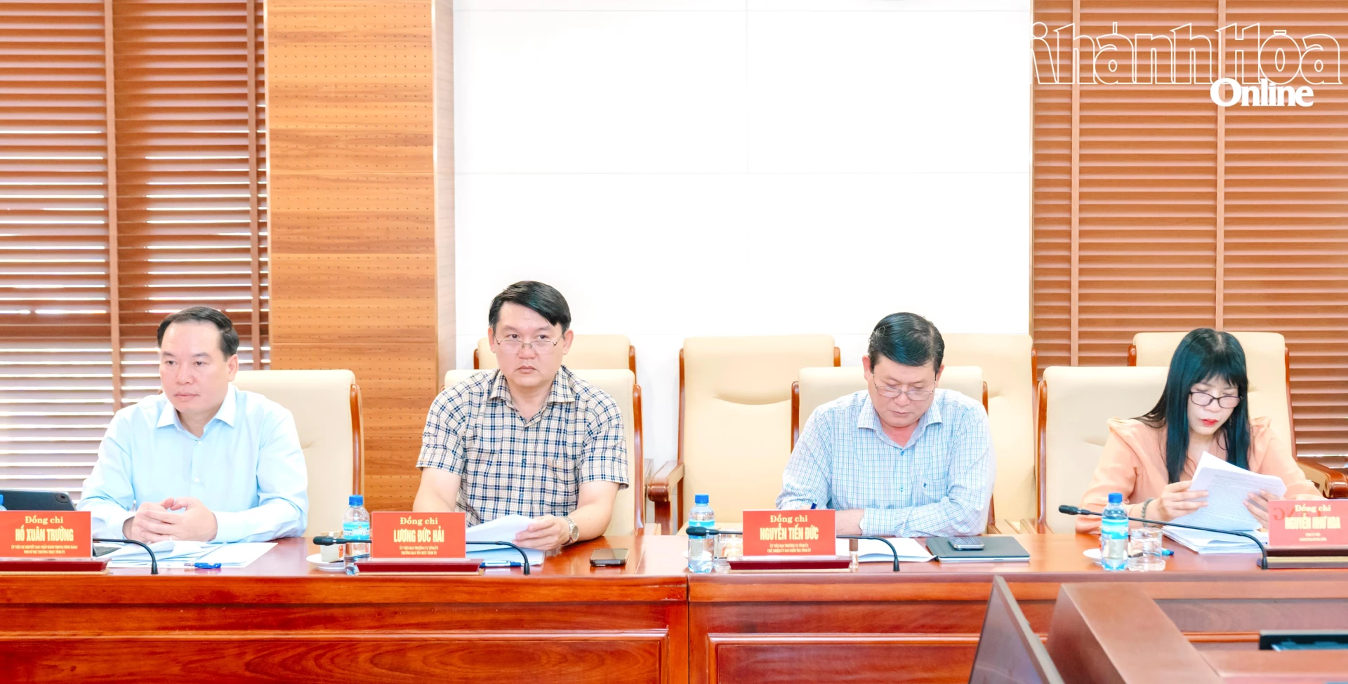 Phó Bí thư Thường Trực Tỉnh ủy Hồ Xuân Trường và các lãnh đạo tham dự cuộc họp.