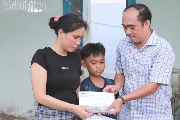 Báo và Phát thanh, Truyền hình Khánh Hòa phối hợp trao hỗ trợ cho gia đình có hoàn cảnh đặc biệt khó khăn
