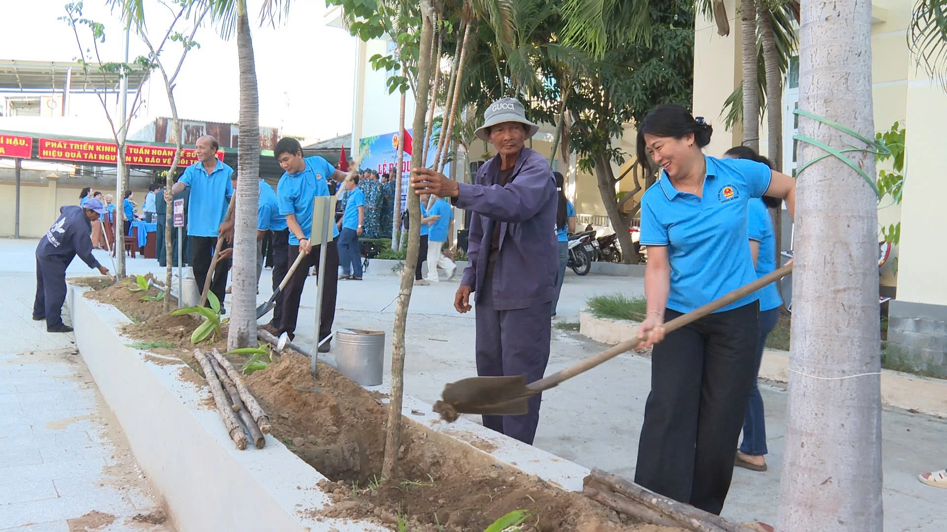 Sau lễ phát động, các tổ chức đoàn thể tham gia trồng cây xanh và vệ sinh khu dân cư.