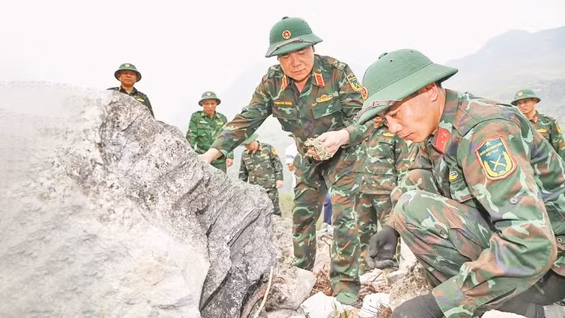 Cán bộ, chiến sĩ Quân khu 2 với hành trình đi tìm đồng đội tại điểm cao 211 tỉnh Tuyên Quang. (Ảnh: HOÀNG TRUNG)