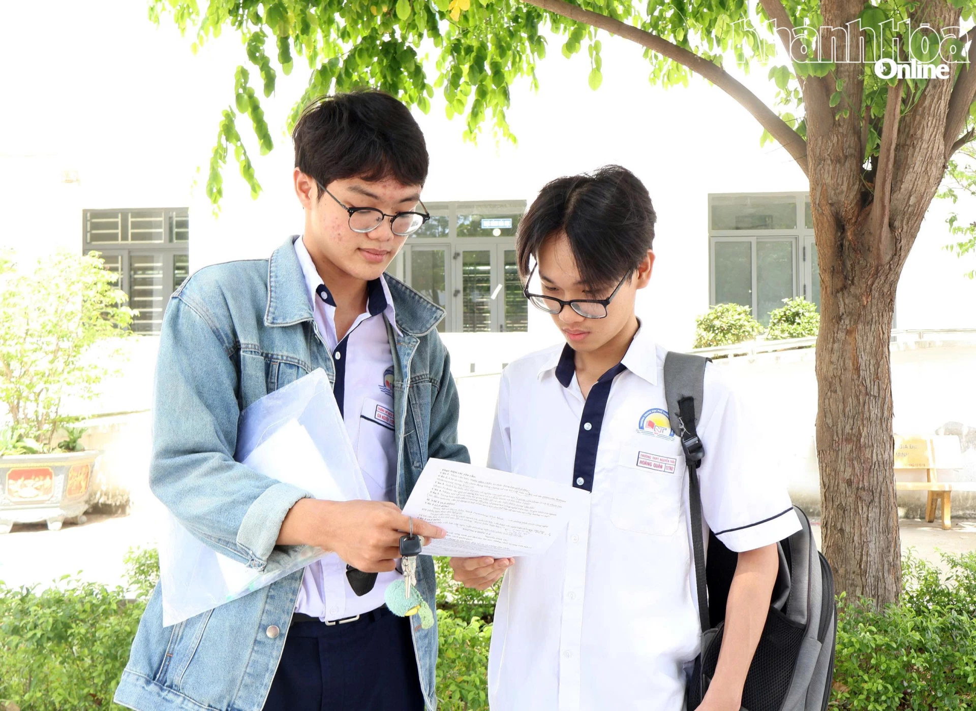Thí sinh tại điểm thi Trường THPT Nguyễn Trãi - Phan Rang trao đổi bài sau giờ thi môn Ngữ văn. Ảnh: LÂM ANH