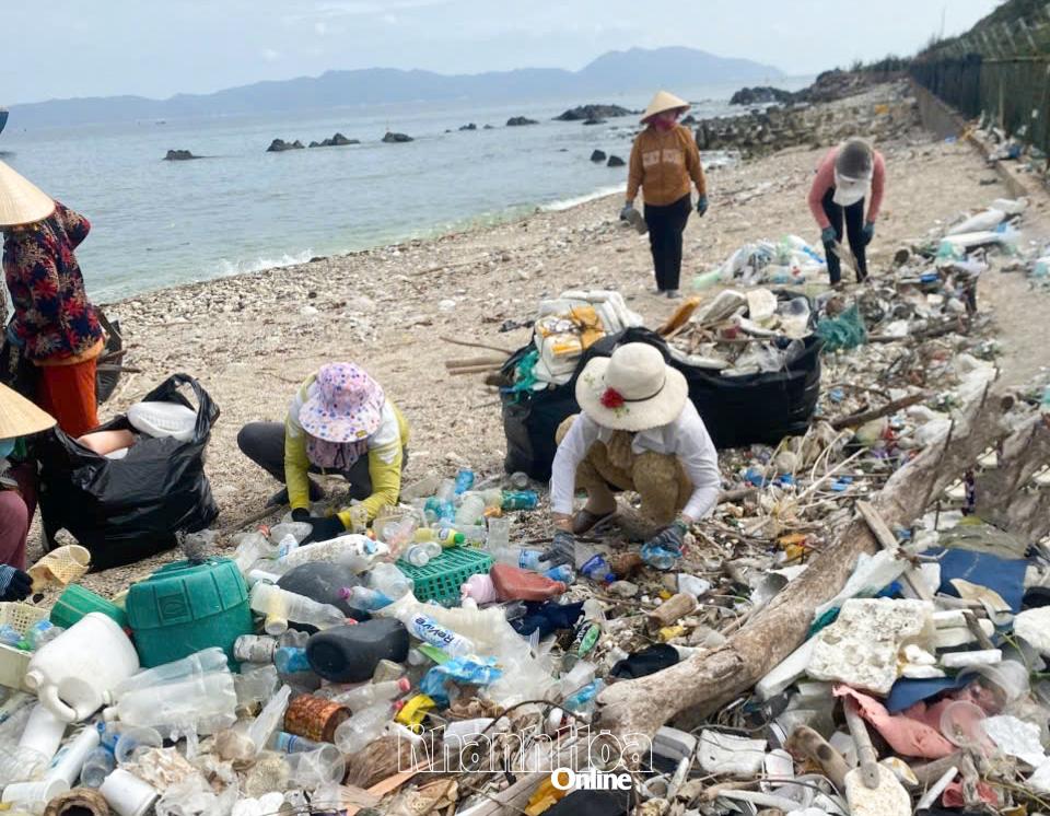 Các thành viên của tổ dọn vệ sinh môi trường.