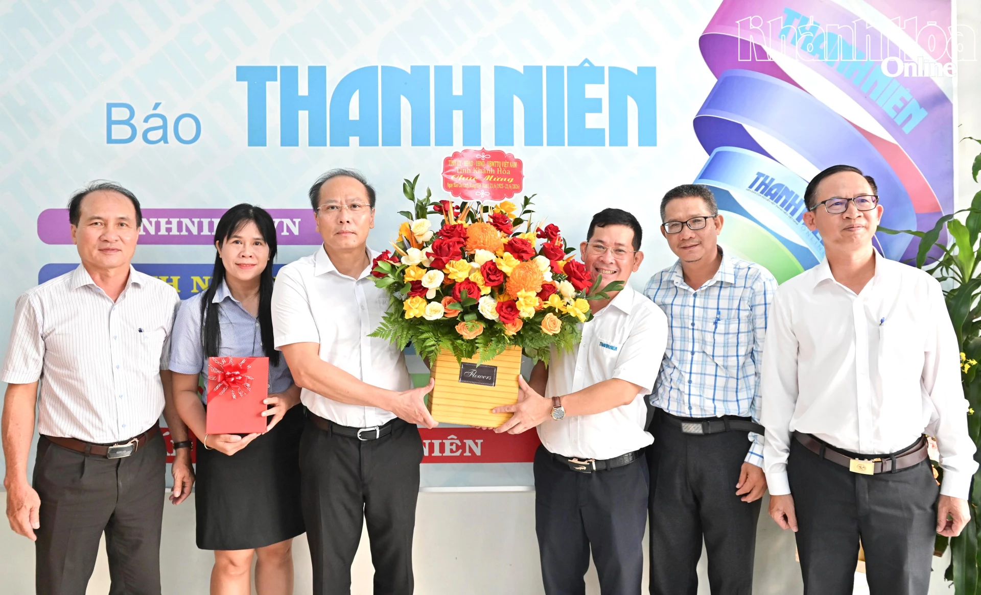 Phó Bí thư Tỉnh ủy, Chủ tịch Ủy ban MTTQ Việt Nam tỉnh Nguyễn Khắc Hà thăm, chúc mừng các cơ quan báo chí
