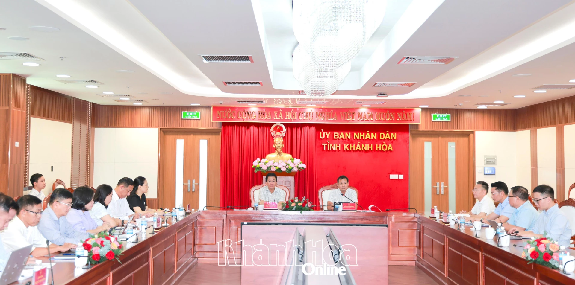 Quang cảnh cuộc họp.