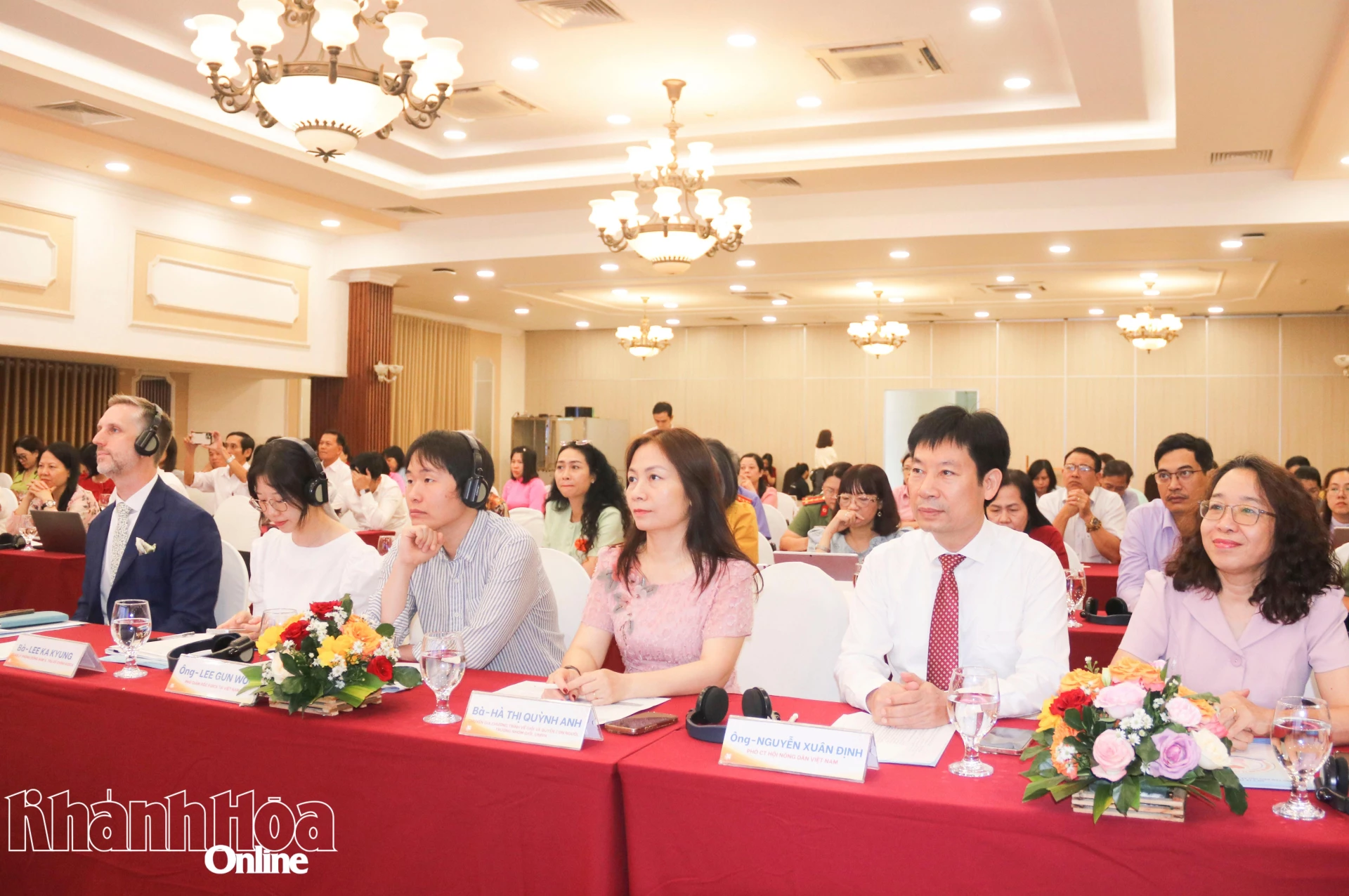 Đồng chí Nguyễn Xuân Định cùng các đại biểu tham dự buổi lễ.