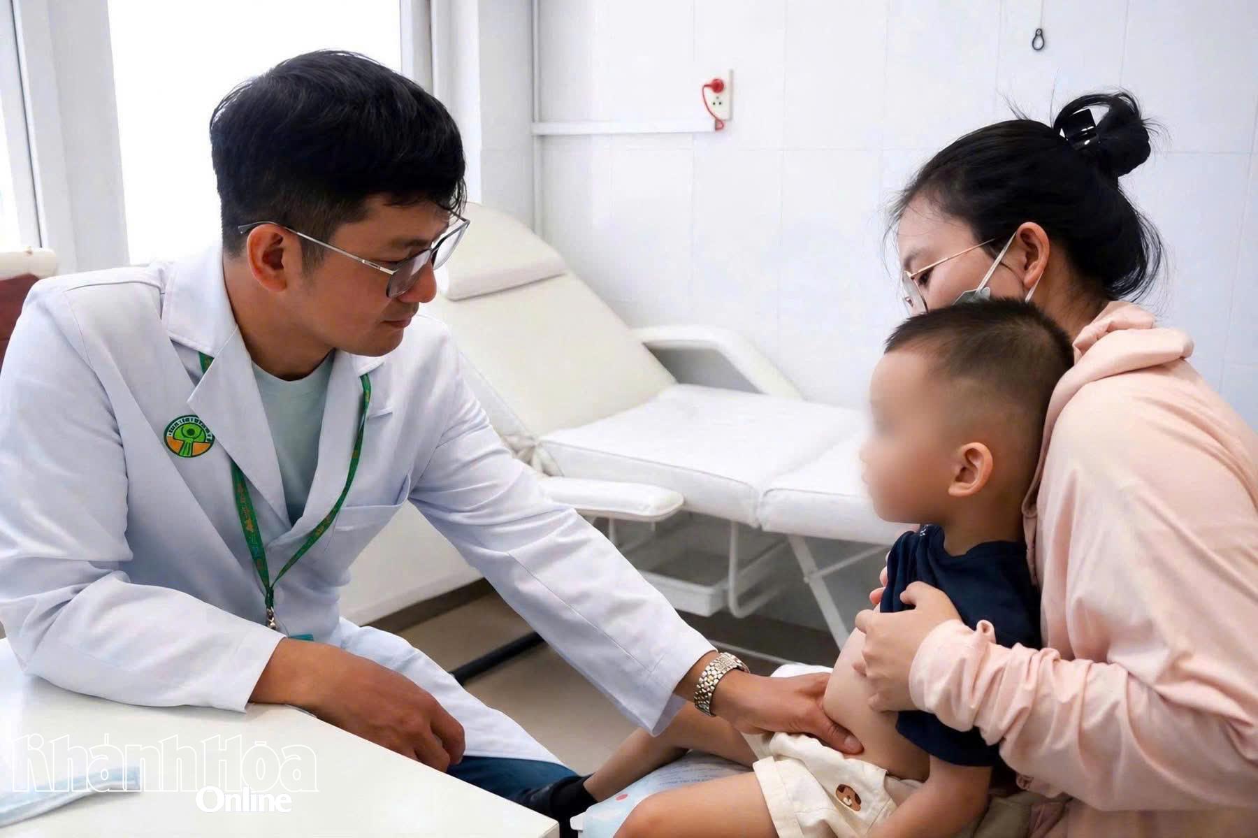 Kiểm tra sức khoẻ cho trẻ tại Bệnh viện Đa khoa Ninh Thuận