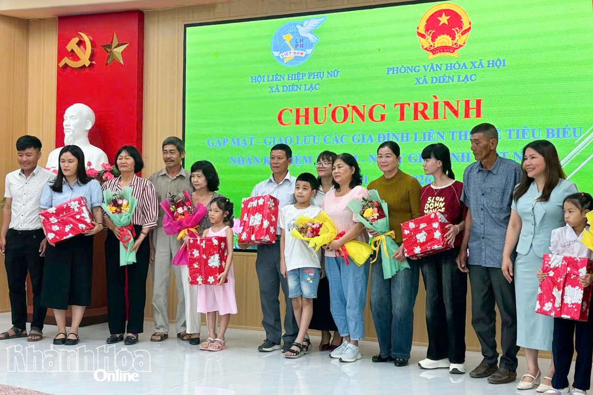 Biểu dương, tặng quà các gia đình liên thế hệ tiêu biểu.