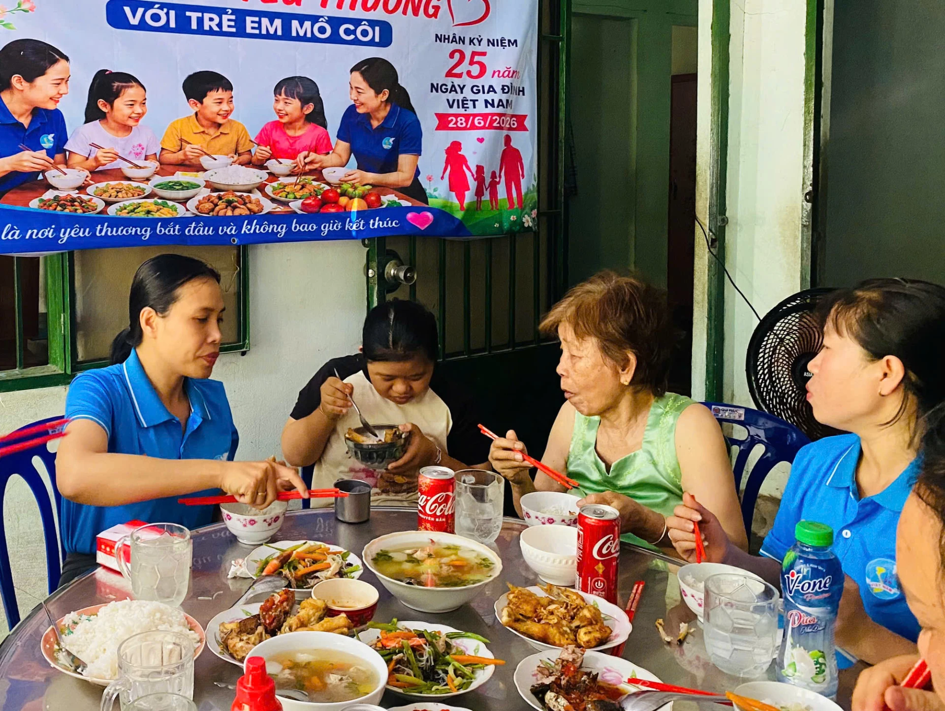 Bữa cơm đầm ấm động viên em Đinh Ngọc Thanh Thư và gia đình vượt qua khó khăn, vươn lên trong cuộc sống.