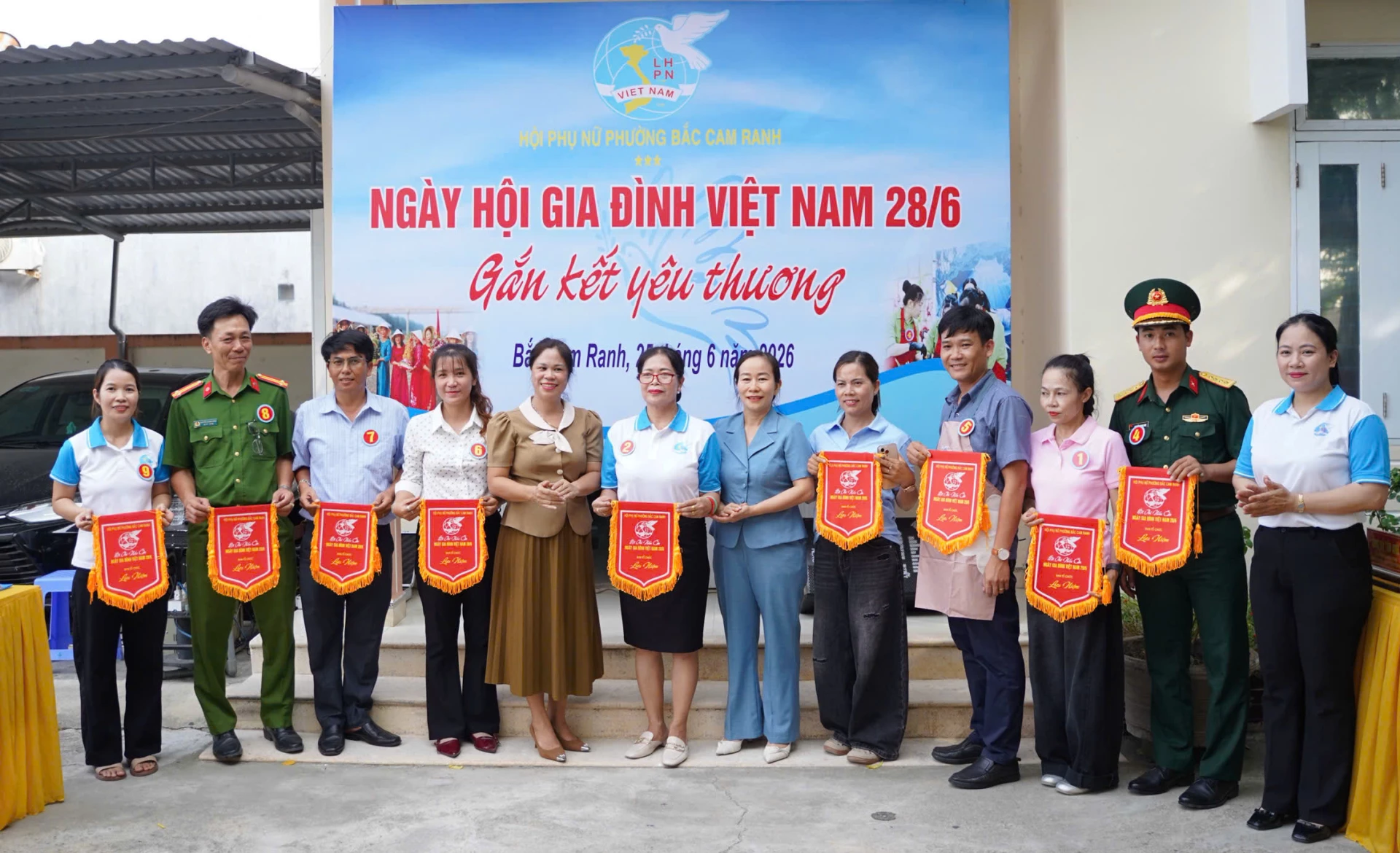 Trao cờ lưu niệm cho các đội dự thi.