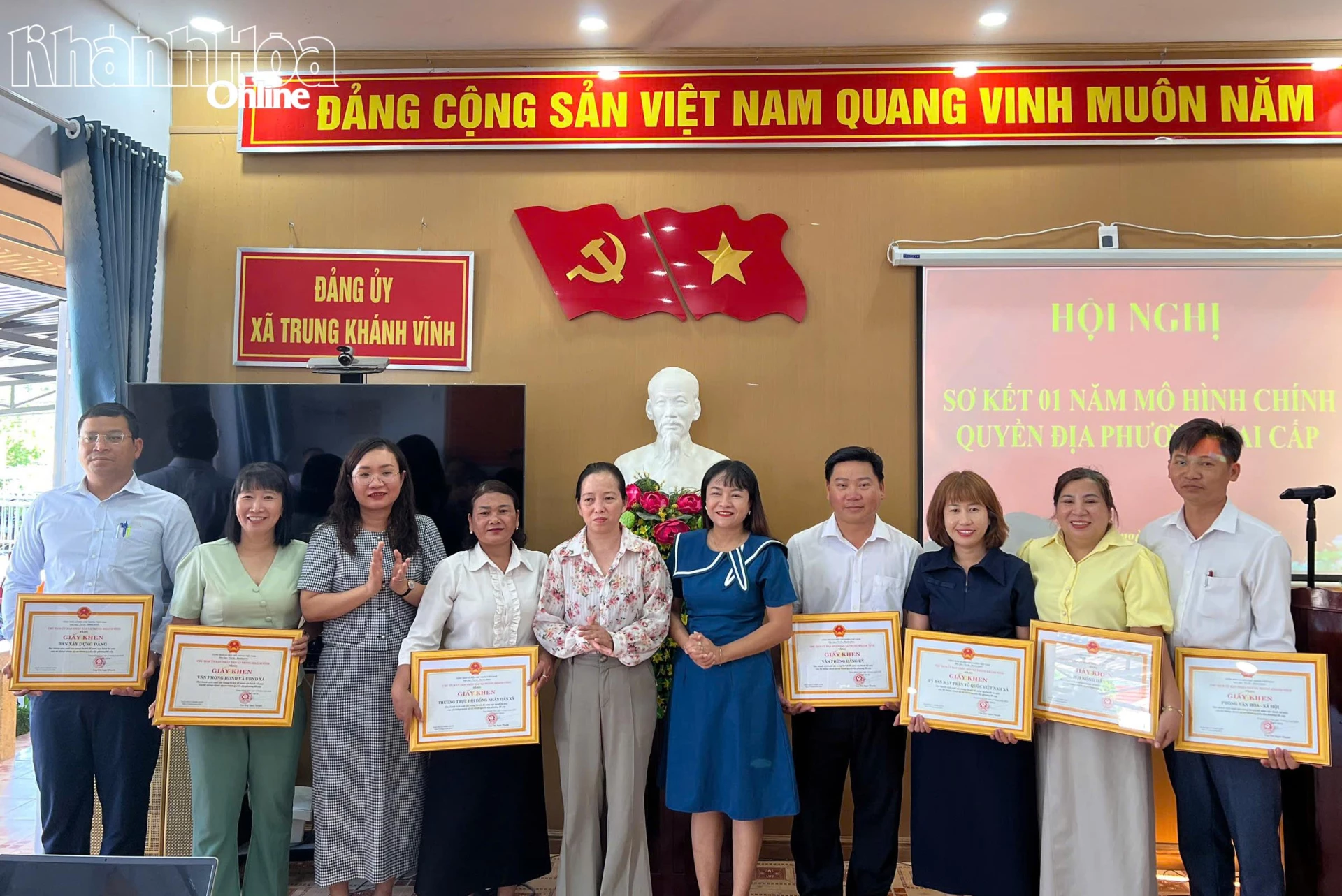 Trao giấy khen cho các tập thểcó thành tích xuất sắc trong triển khai, vận hành mô hình chính quyền địa phương 2 cấp.