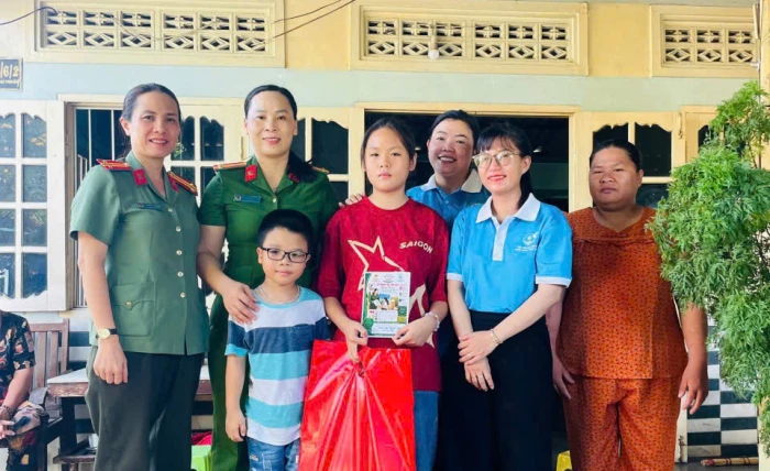 Tặng sổ gạo và quà cho trẻ em mồ côi có hoàn cảnh khó khăn ở phường Đông Hải