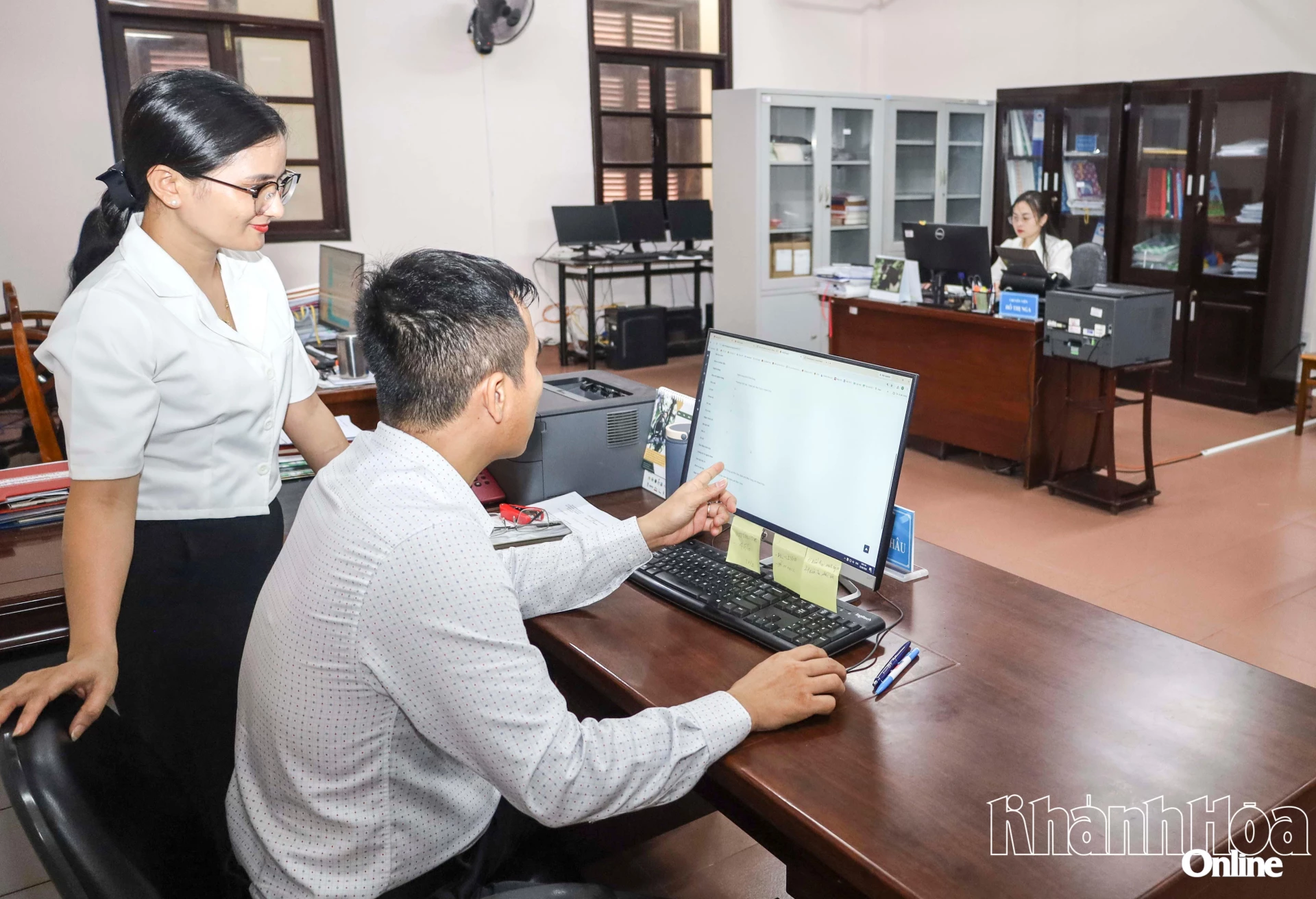Cán bộ chuyên môn của Sở Nội vụ tiến hành rà soát hồ sơ, đối chiếu thông tin liệt sĩ trên hệ thống cơ sở dữ liệu điện tử.