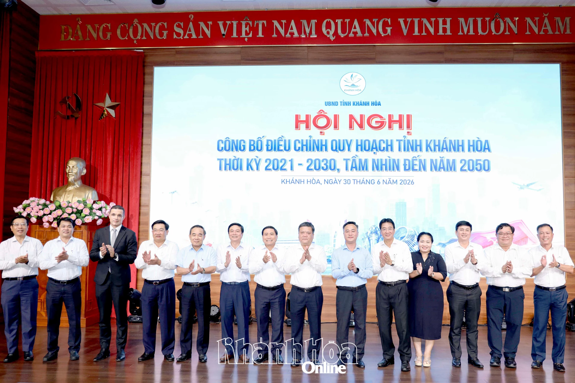 Các đại biểu chúc mừng thành công của hội nghị.