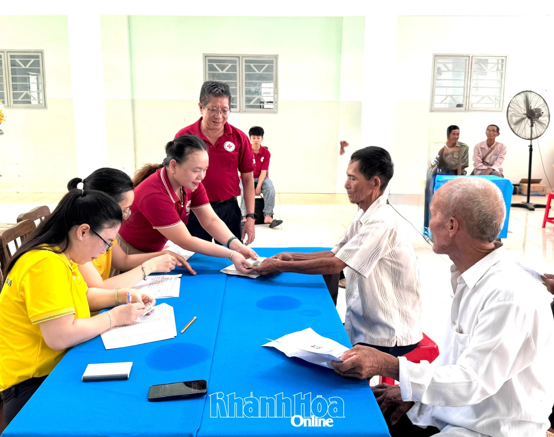 Người dân được nhận tiền trực tiếp tại chương trình.