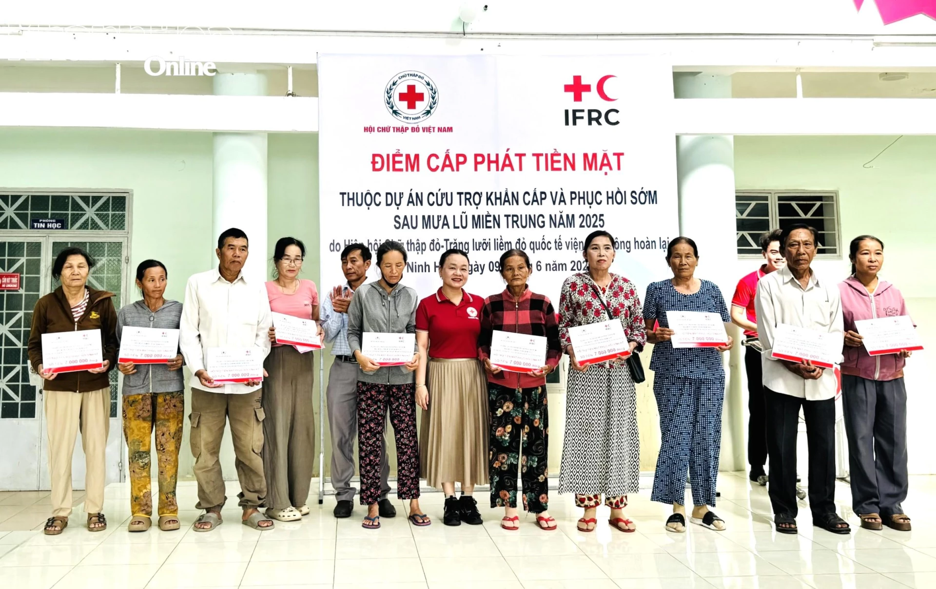 Các hộ dân nhận hỗ trợ sinh kế.