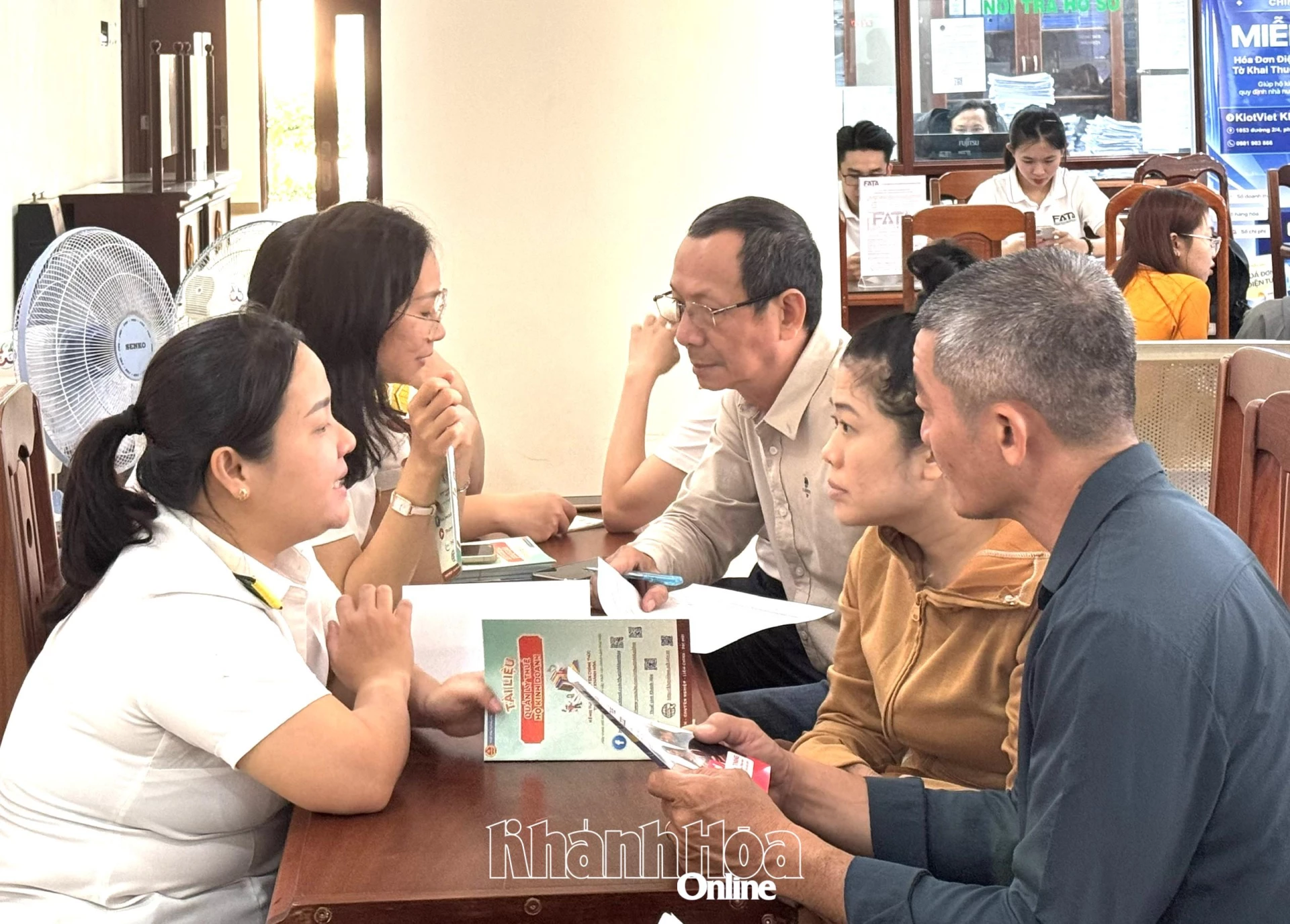 Cán bộ thuế tuyên truyền, hỗ trợ hộ kinh doanh các thủ tục về thuế.
