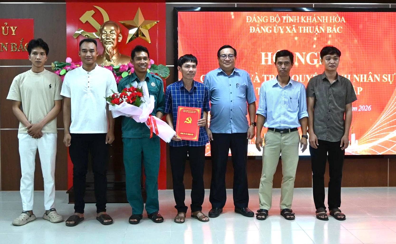 Ông Lữ Phụng Trường, Phó Bí thư Đảng uỷ xã trao quyết định Chi bộ thôn Kiền Kiền