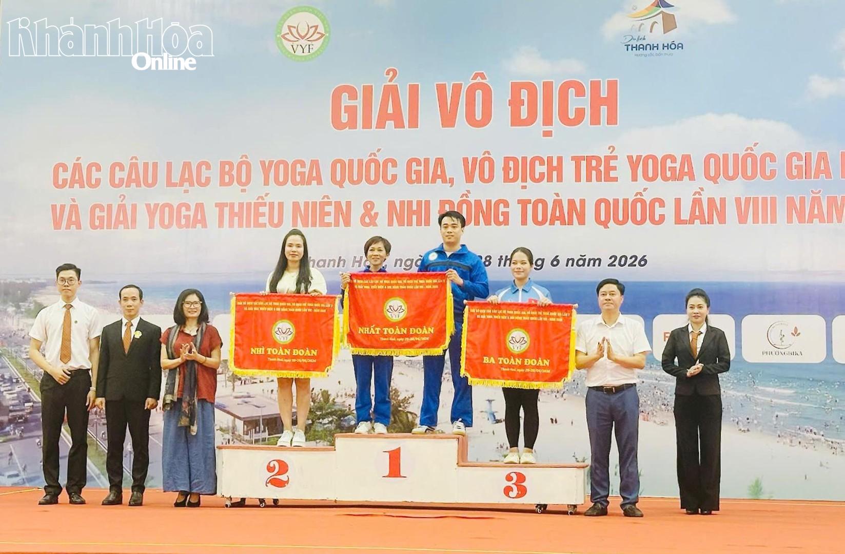 Ban tổ chức trao cờ toàn đoàn cho các đơn vị đoạt giải.