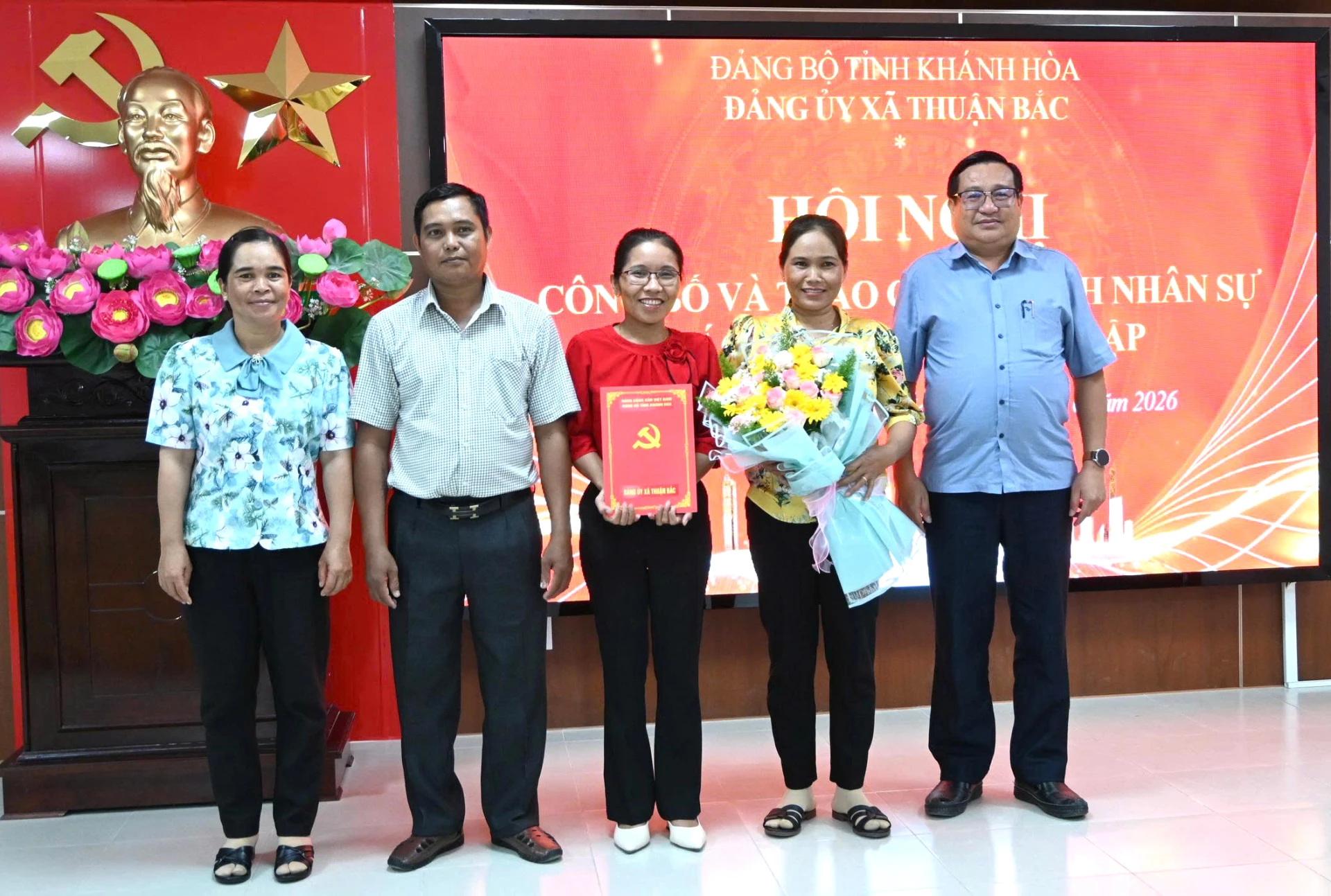 Ông Lữ Phụng Trường, Phó Bí thư Đảng uỷ xã trao quyết định Chi bộ thônPhước Kháng