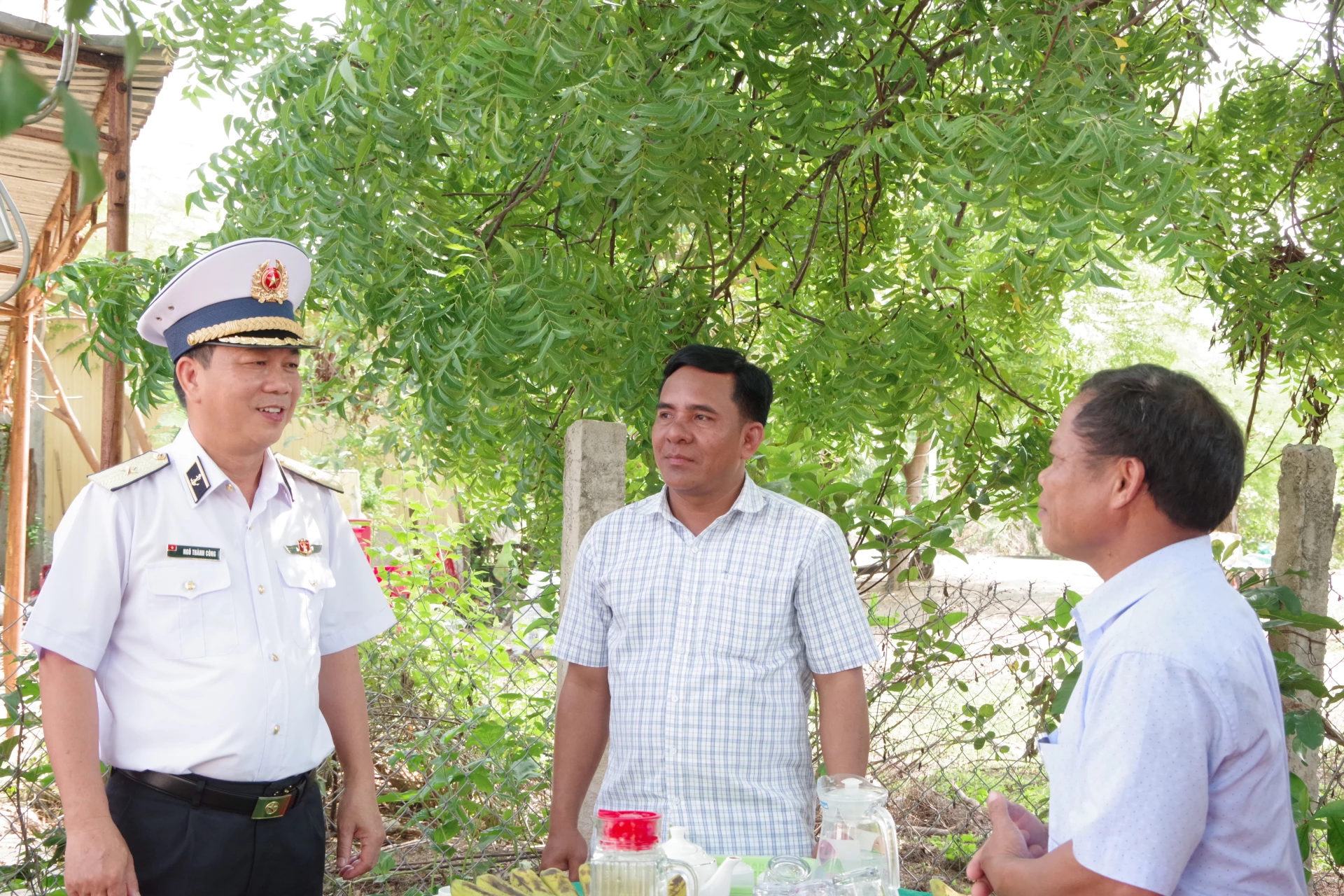 Chuẩn Đô đốc Ngô Thành Công, trao đổi với các cán bộ địa phương tại điểm xây nhà thôn Suối Đá.