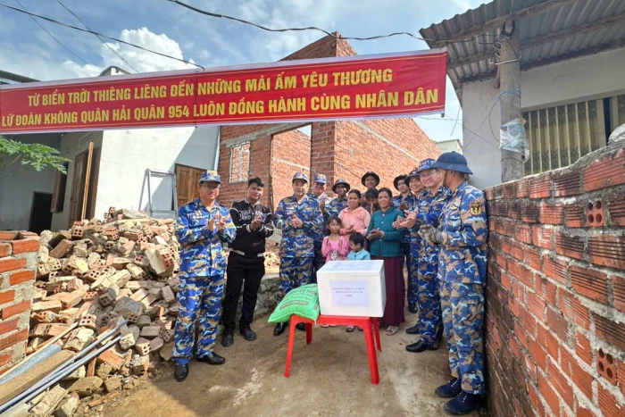 Chỉ huy Lữ đoàn 954 thăm, động viên lực lượng xây dựng nhà cho gia đình chính sách