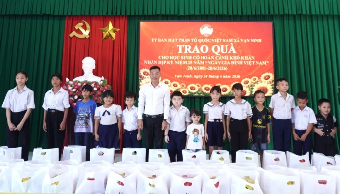 Mặt trận xã Vạn Ninh tặng 50 phần quà cho học sinh có hoàn cảnh khó khăn