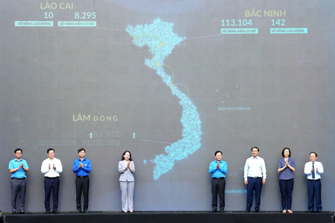 Lãnh đạo Đảng, Nhà nước, Tổng Liên đoàn Lao động Việt Nam và các đại biểu thực hiện nghi thức phát động phong trào. Ảnh: Báo Lao Động.