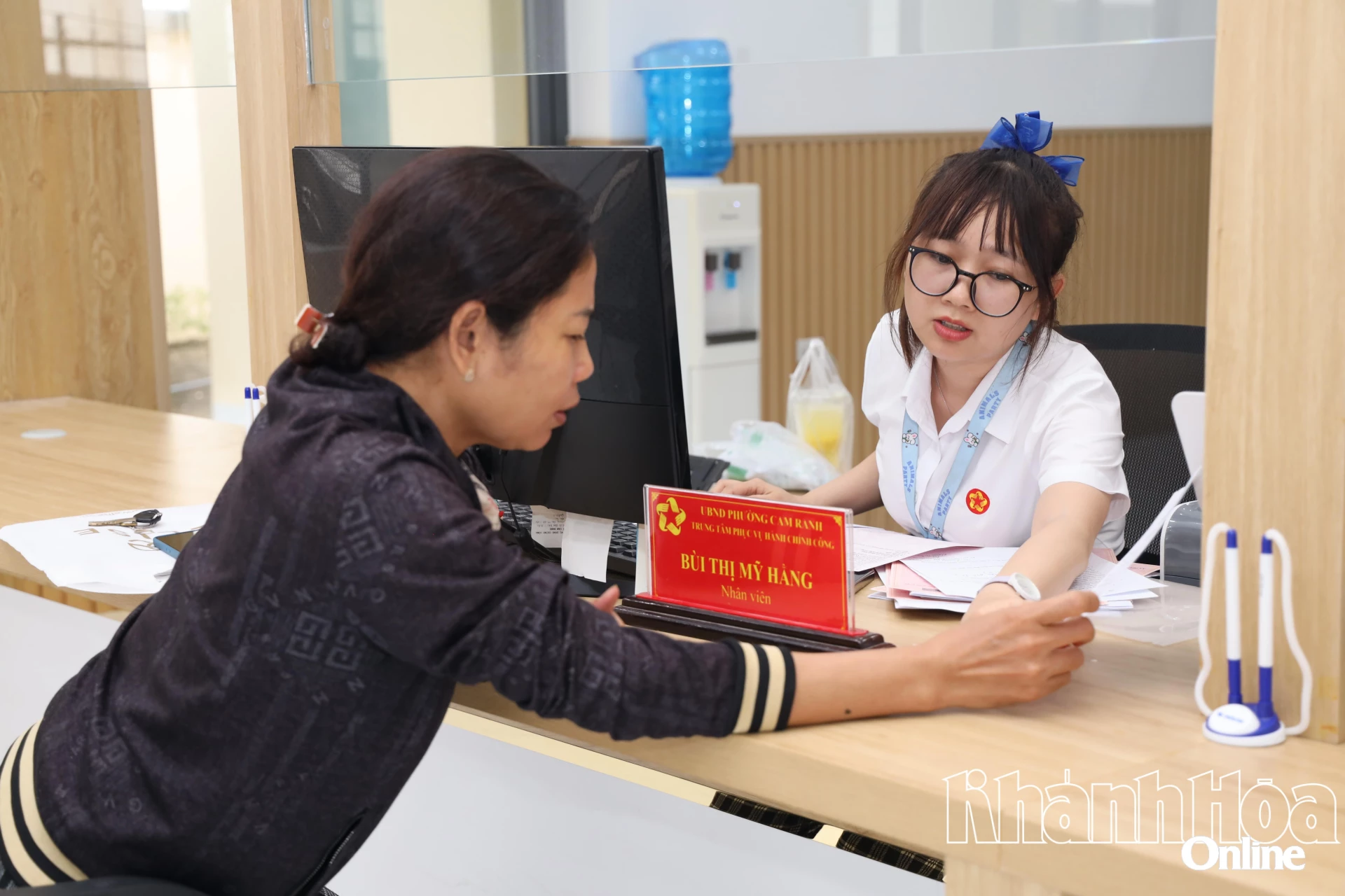 Nhân viên Trung tâm Phục vụ hành chính công phường Cam Ranh hướng dẫn người dân nộp đúng thành phần hồ sơ thủ tục hành chính.