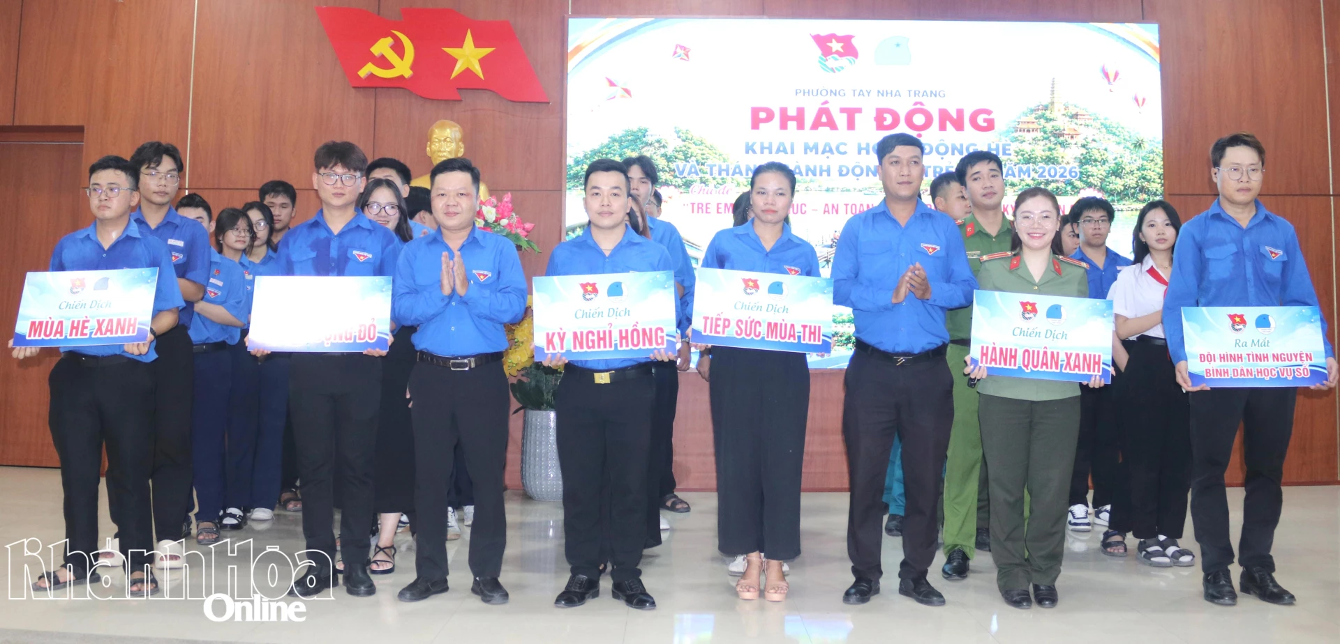 Ra mắt các đội thanh niên tình nguyện hè.