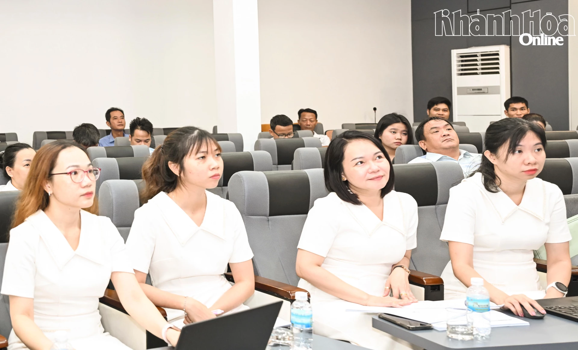 Quang cảnh cuộc họp tại điểm cầu Sở Tư pháp Khánh Hòa.