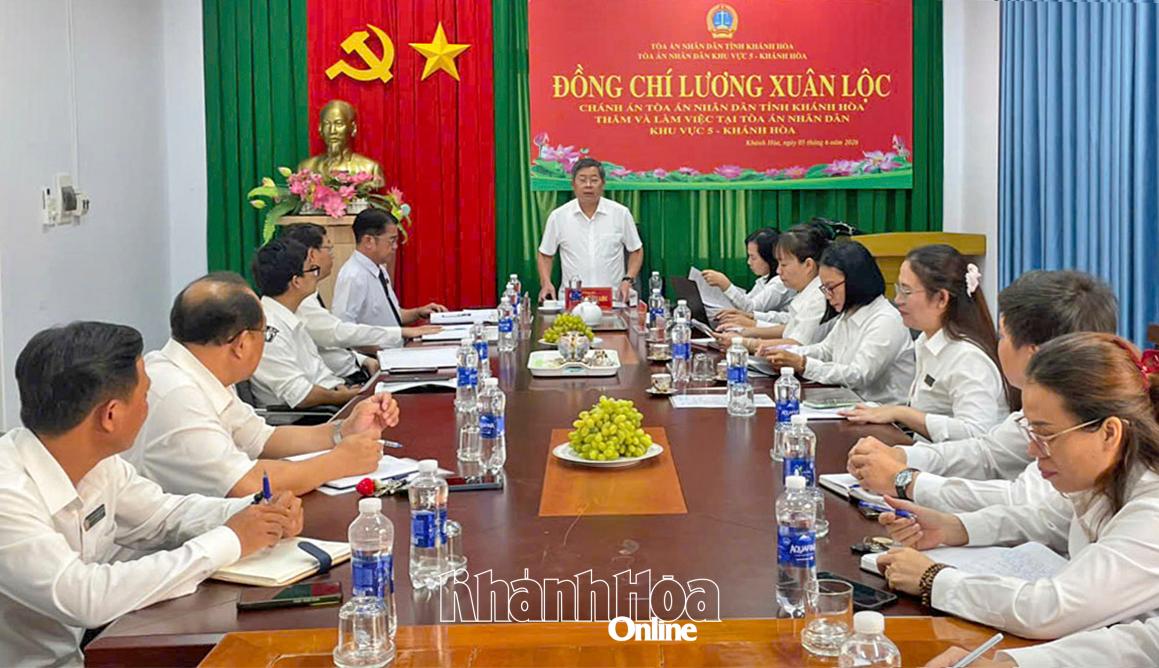 Đoàn công tác của Tòa án nhân dân tỉnh Khánh Hòa làm việc với tòa án khu vực 5 và 8
