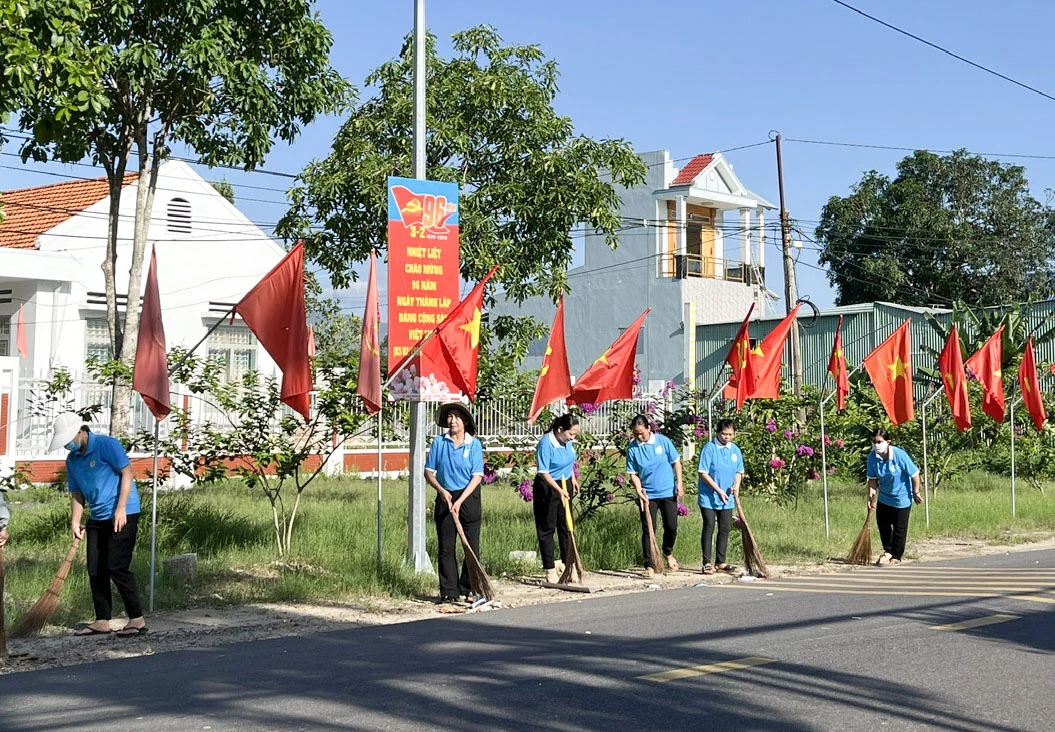 Cán bộ, hội viên phụ nữ xã dọn vệ sinh môi trường.