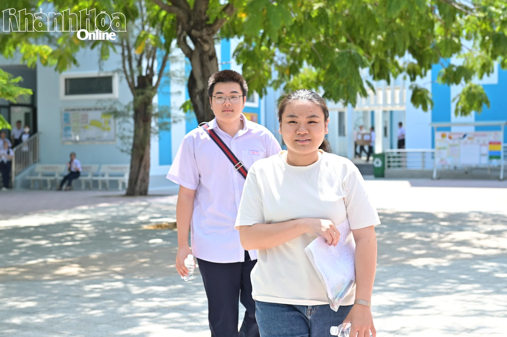 Các thí sinh đầu tiên ra khỏi điểm thi Trường THCS Thái Nguyên (phường Nha Trang). Ảnh: V.THÀNH