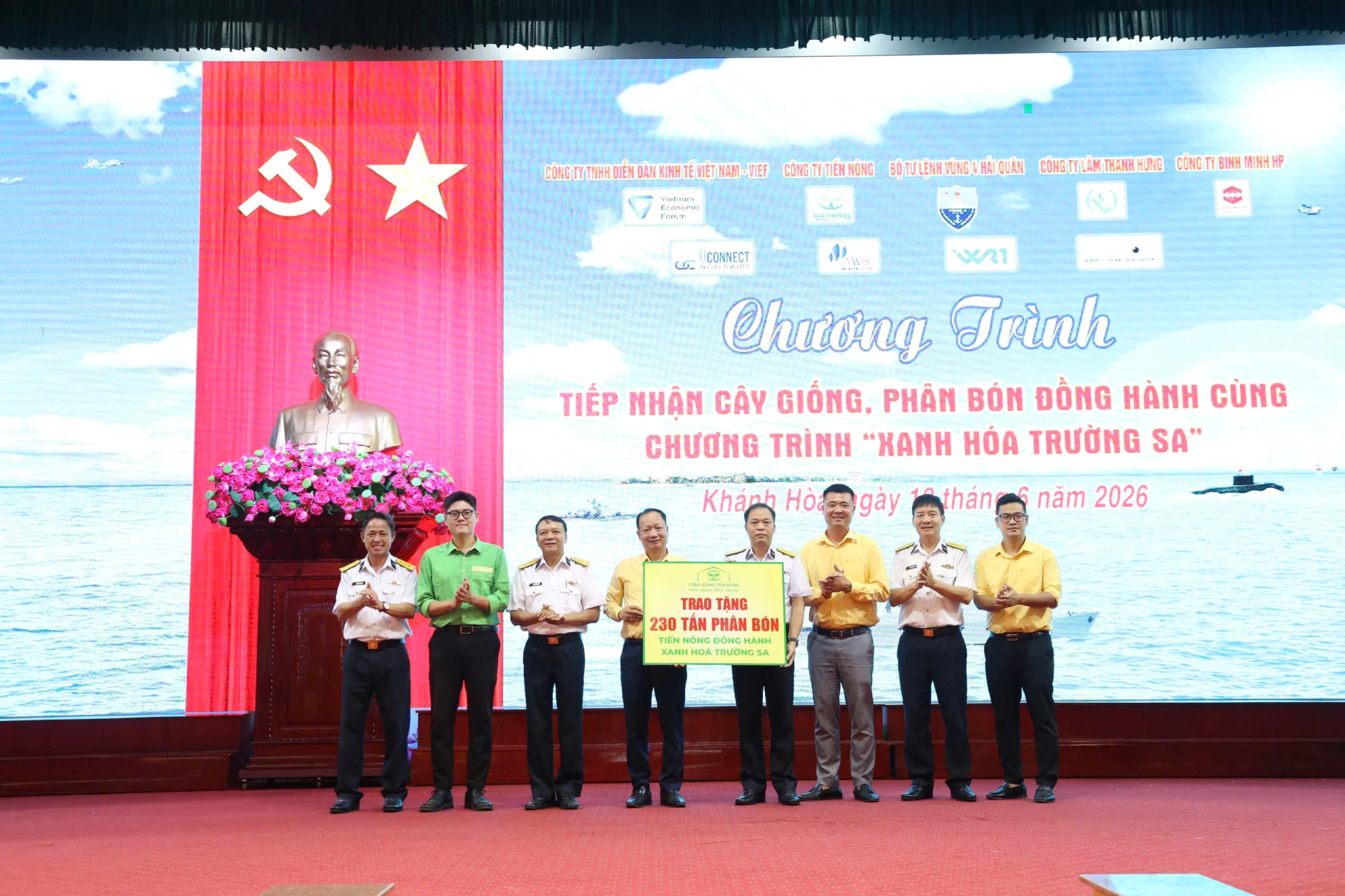 Đại diện doanh nghiệp trao bảng tượng trưng hỗ trợ cây xanh đồng hành Chương trình _Xanh hóa Trường Sa_1