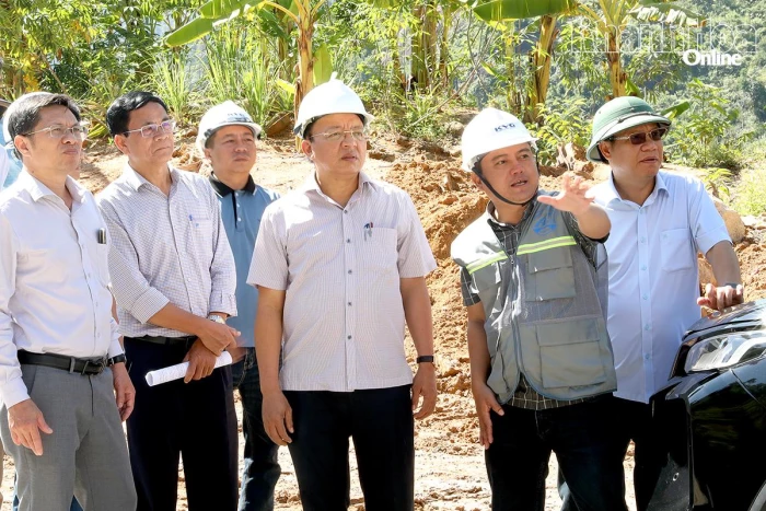 Phó Chủ tịch UBND tỉnh Lê Huyền kiểm tra công tác khắc phục hư hỏng do mưa lũ trên tuyến Quốc lộ 27C 