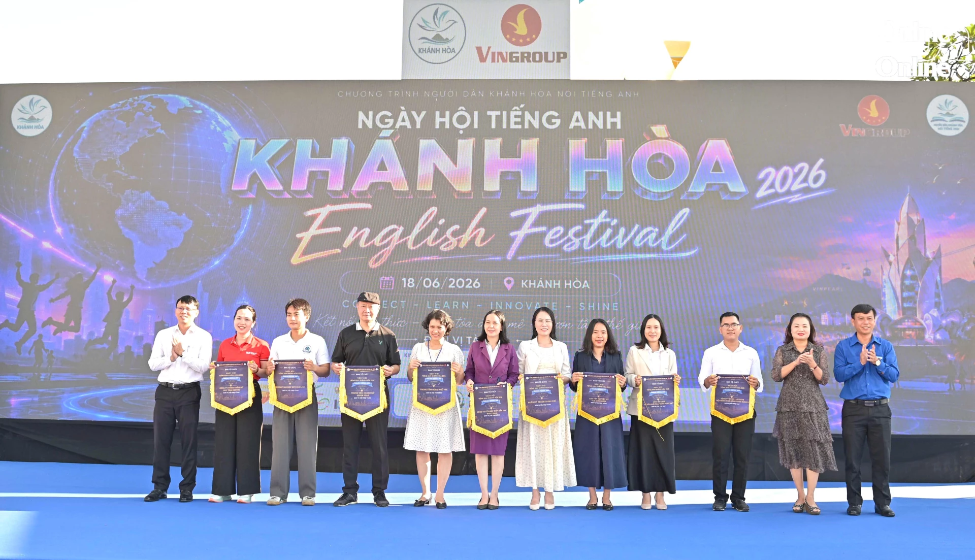 Ban tổ chức trao cờ tri ân cho các nhà tài trợ.
