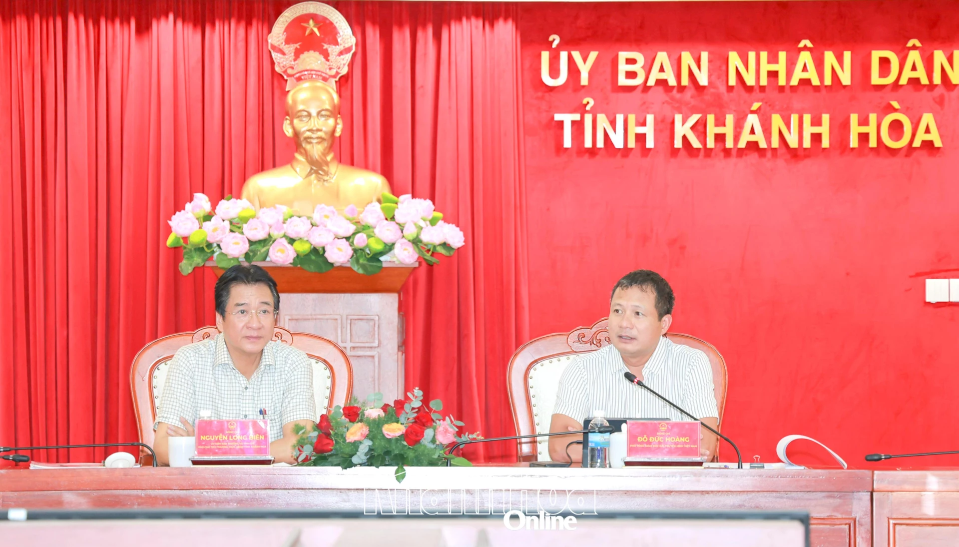 Đồng chí Nguyễn Long Biên và ông Đỗ Đức Hoàng tại cuộc họp.