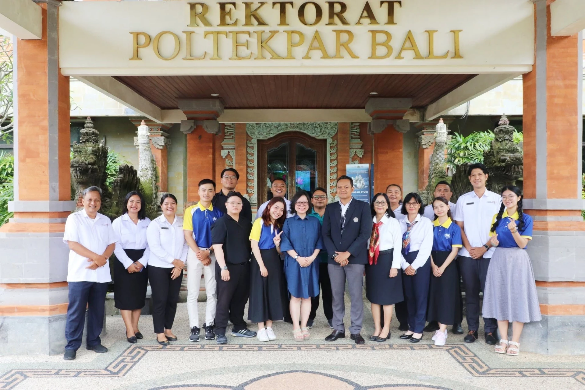 Các sinh viên ngành Du lịch - Quản trị khách sạn trong chuyến học tập, trải nghiệm tại Bali (Indonesia).