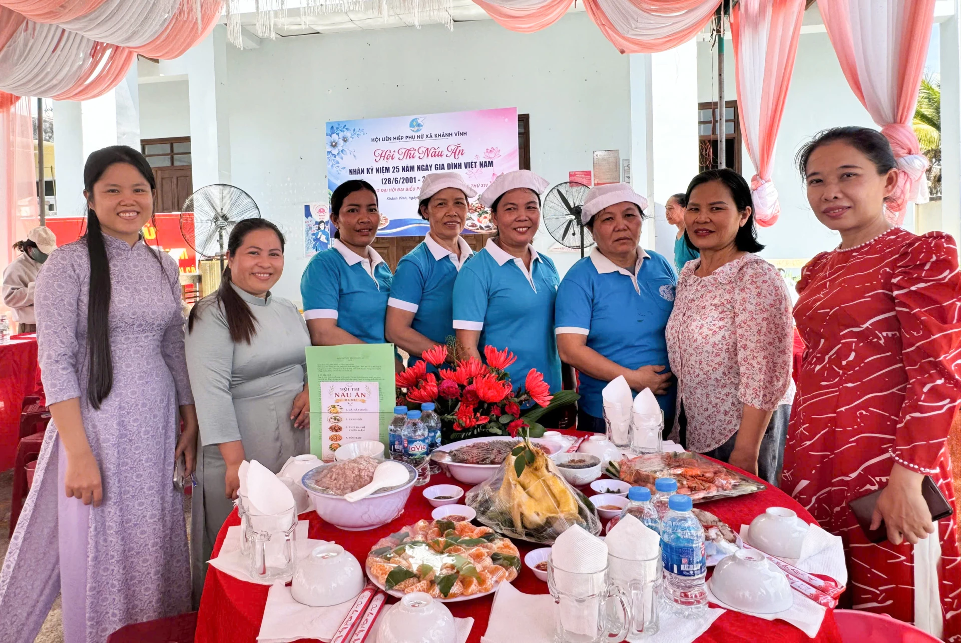 Các đội thực hiện mâm cơm gia đình tại hội thi.