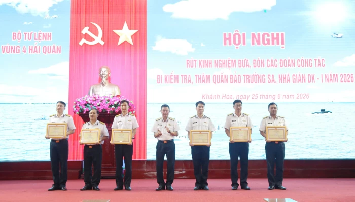 Vùng 4 Hải quân rút kinh nghiệm công tác đưa, đón các đoàn đi thăm Trường Sa, Nhà giàn DK-I năm 2026
