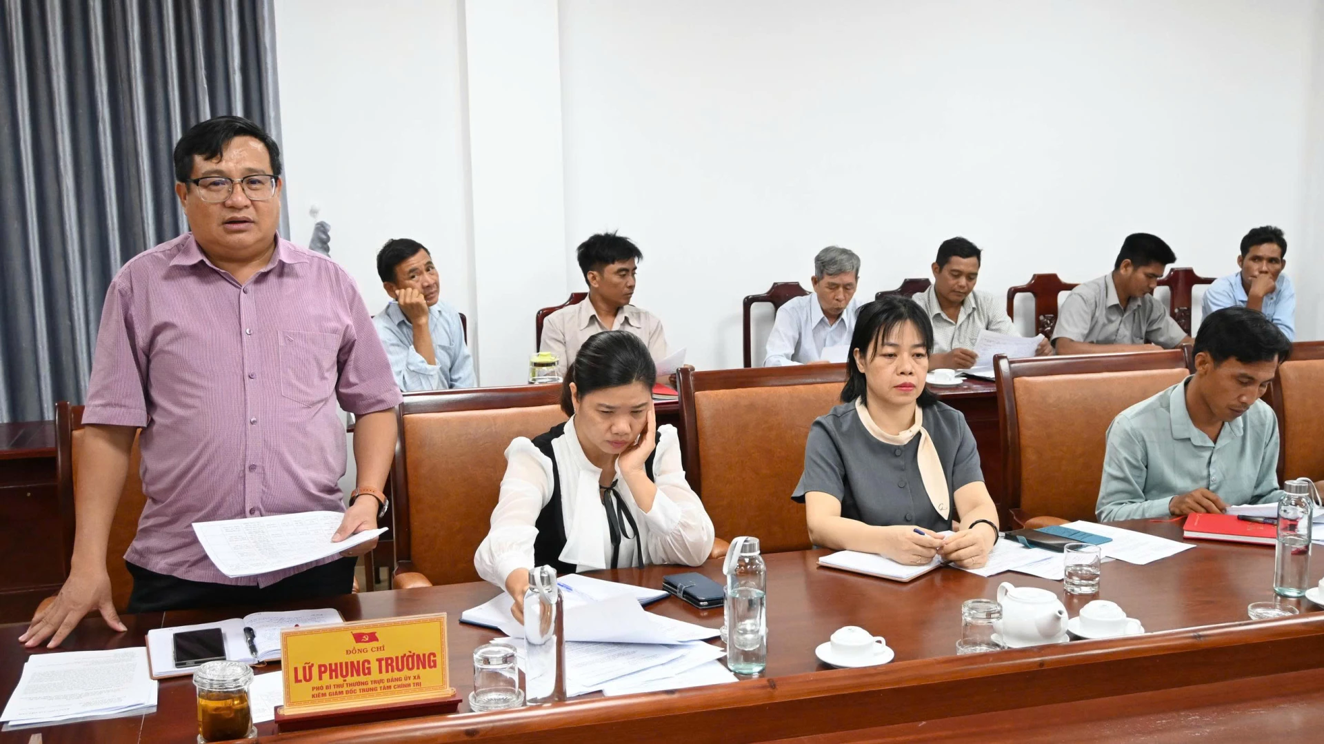 Ông Lữ Phụng Trường, Phó Bí thư Đảng uỷ xã thảo luận tại hội nghị