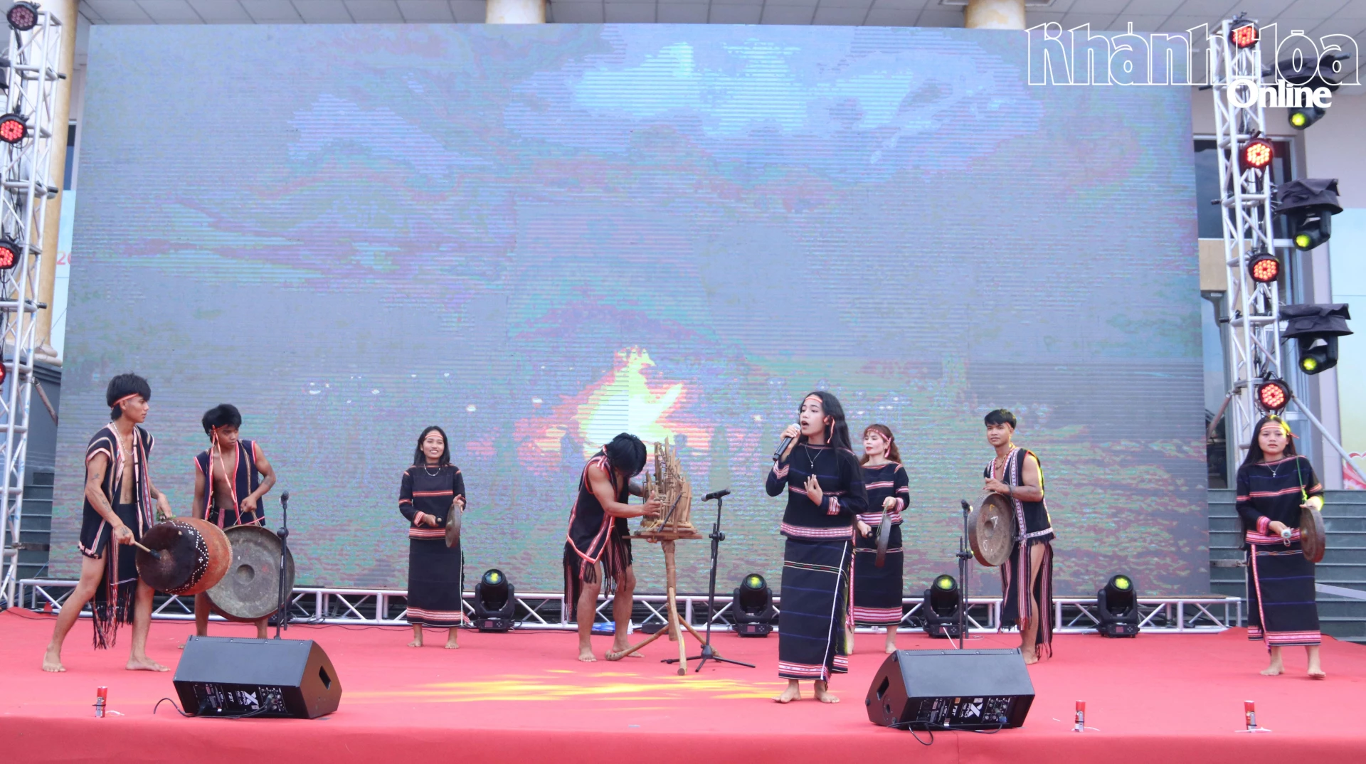 Tiết mục dân ca Jrai Ru con do Đội nghệ nhân tỉnh Gia Lai biểu diễn.