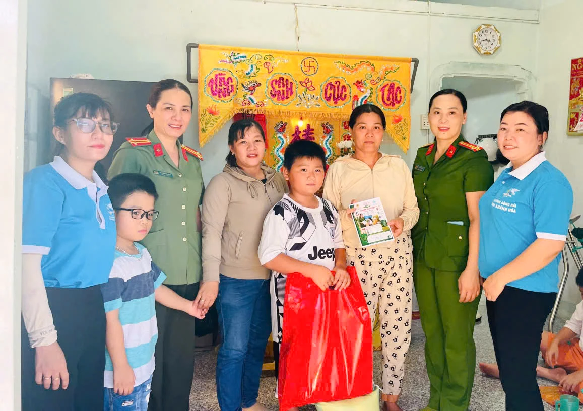Tặng quà cho em Trần Hào Quốc. 