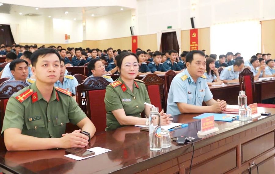 Tuyên truyền pháp luật về an toàn giao thông và phòng, chống tệ nạn xã hội tại Trường Sĩ quan Không quân
