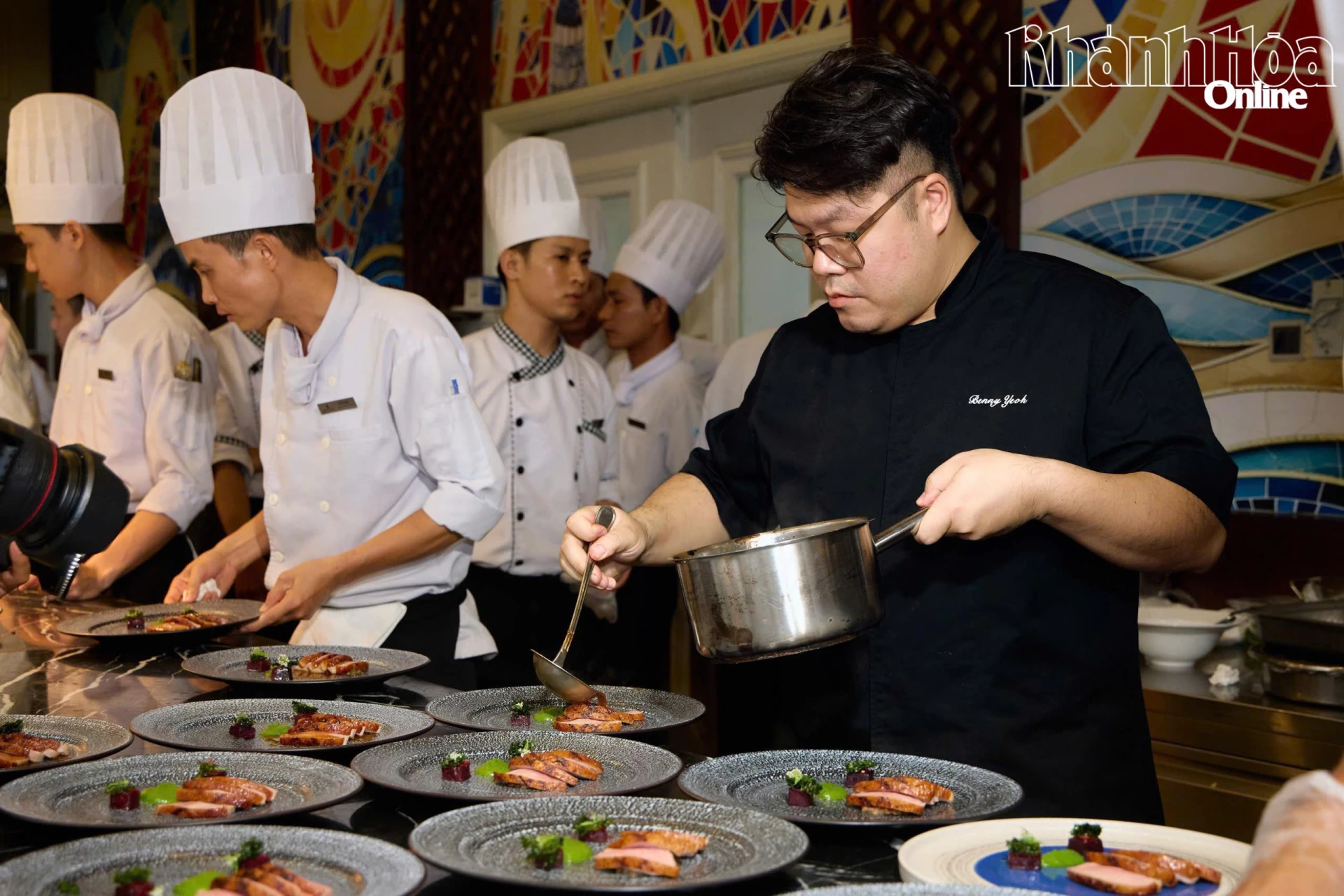 Bếp trưởng Benny chuẩn bị những món ăn đỉnh cao