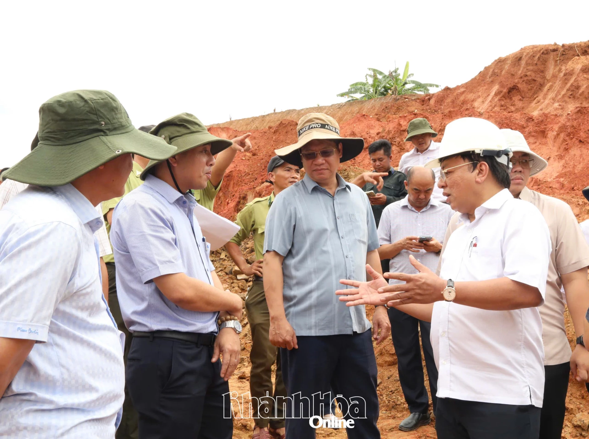 Đồng chí Lê Huyền trao đổi với các đơn vị, địa phương nhằm tháo gỡ vướng mắc, đẩy nhanh tiến độ Dự án Đường giao thông liên vùng Khánh Sơn - Khánh Vĩnh.